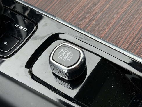 Used 2023 Volvo XC60 B5 Plus image 8