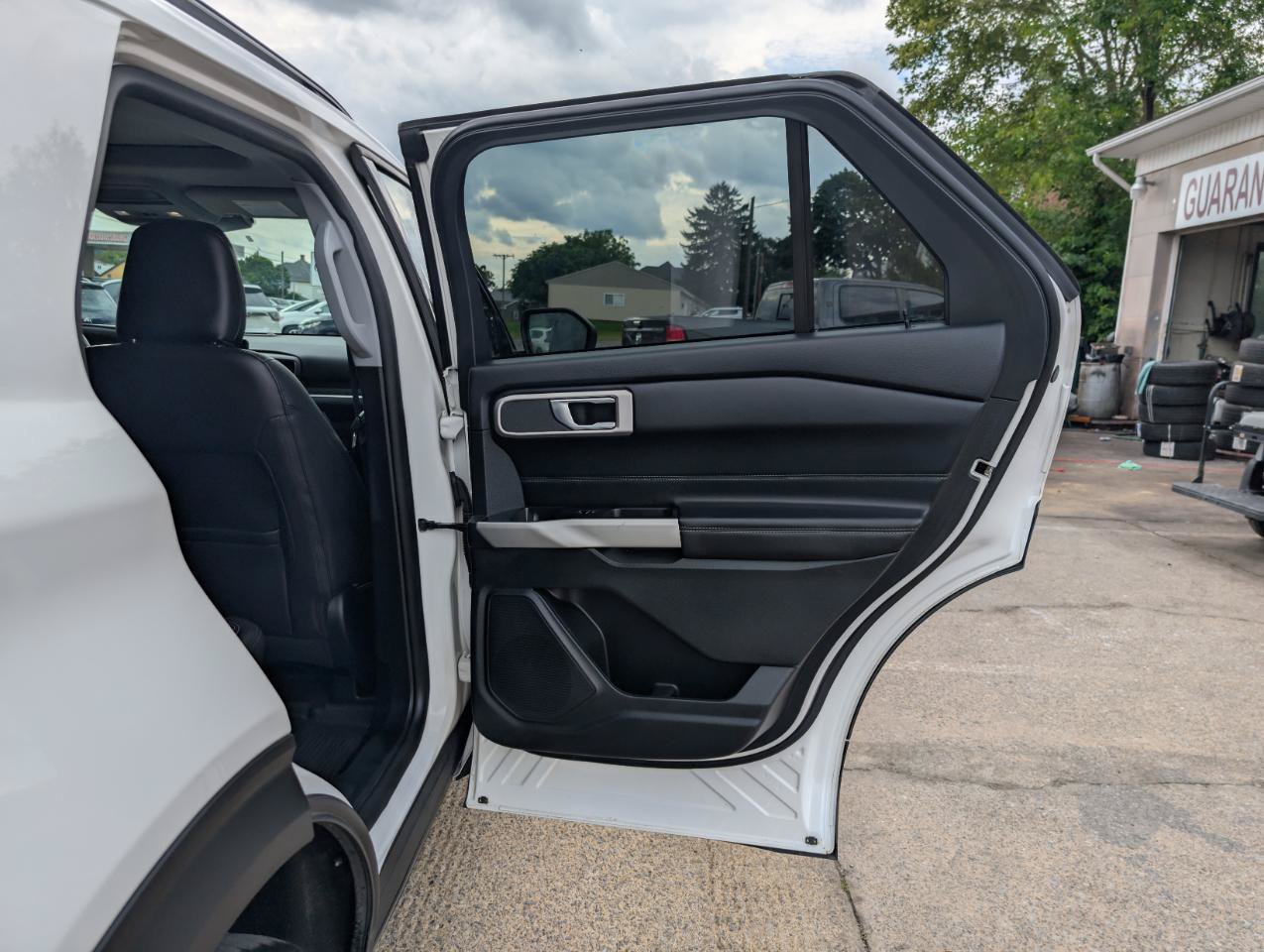 Used 2021 Ford Explorer XLT w/ Equipment Group 202A AWD/4WD image 47