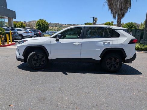 Used 2022 Toyota RAV4 LE FWD image 5
