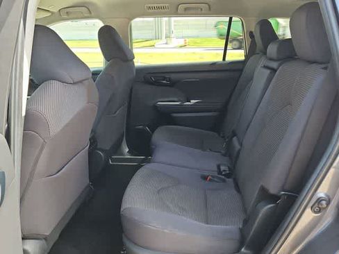 Used 2024 Toyota Highlander LE FWD image 16