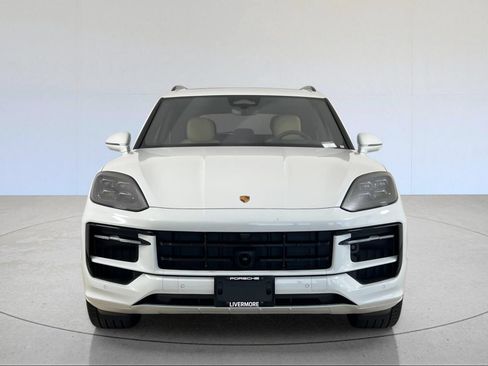 Certified 2026 Porsche Cayenne GTS AWD/4WD image 11