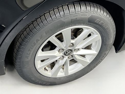 Used 2025 Toyota Camry LE w/ Convenience Package image 28