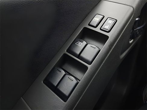 Used 2018 Nissan Frontier PRO-4X image 19