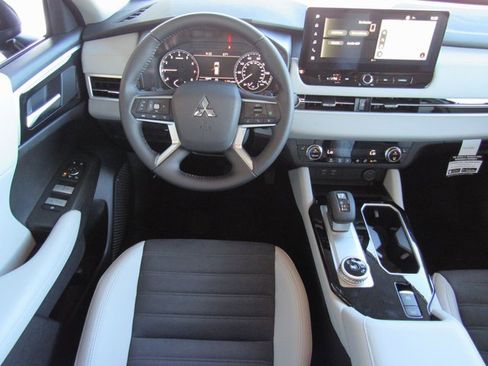 New 2025 Mitsubishi Outlander SE image 10