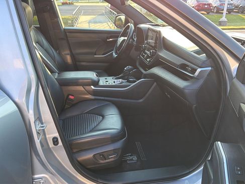 Used 2023 Toyota Highlander XSE FWD image 14