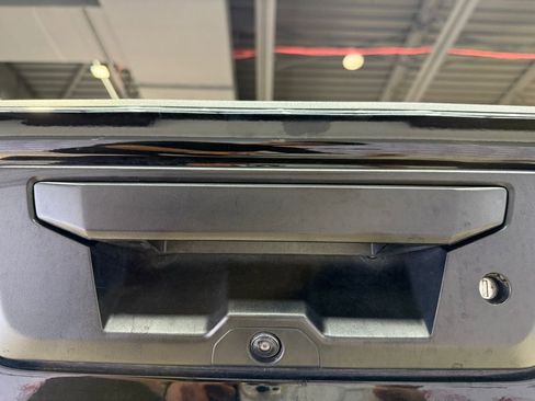 Used 2024 Nissan Frontier SV image 9