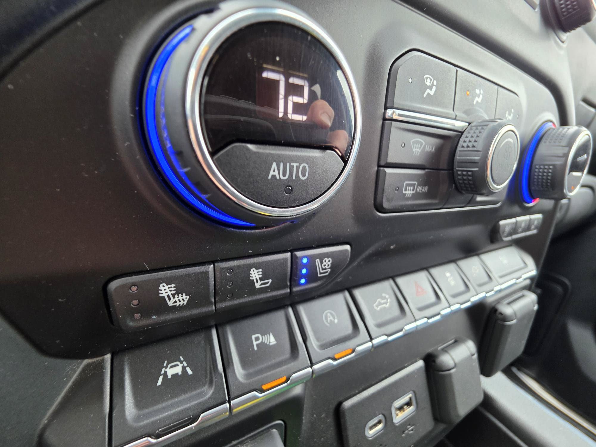 Used 2021 Chevrolet Silverado 1500 LTZ w/ Technology Package AWD/4WD image 8