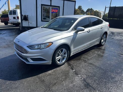 Used 2018 Ford Fusion SE w/ Fusion SE Technology Package FWD image 6