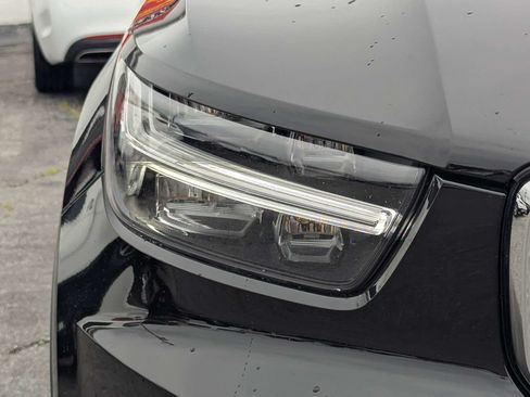 Used 2020 Volvo XC40 T4 Momentum w/ Protection Package Premier FWD image 11