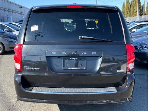 Used 2018 Dodge Grand Caravan SE w/ UConnect Hands-Free Group image 4