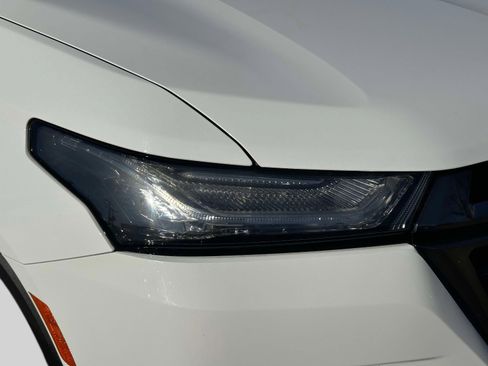 Used 2023 Chevrolet Traverse RS image 8