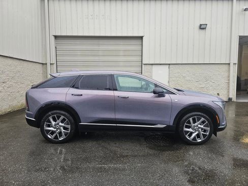 New 2026 Cadillac Optiq Luxury 1 image 8