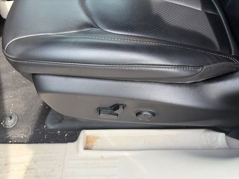 Used 2023 Chrysler Pacifica Touring-L FWD image 17