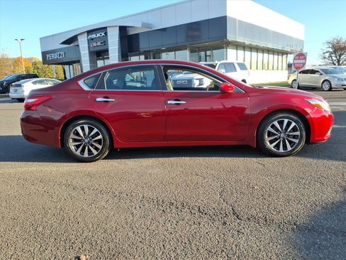 Used 2017 Nissan Altima 2.5 SV image 2