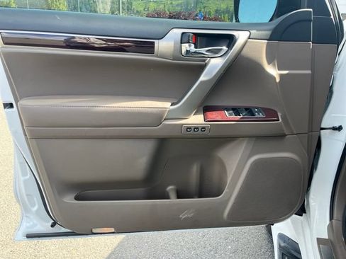Used 2015 Lexus GX 460 w/ Premium Package AWD/4WD image 17