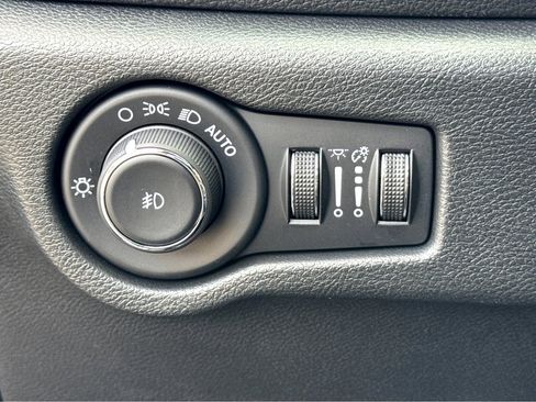 Certified 2023 Chrysler Pacifica Limited w/ S Appearance Package image 16