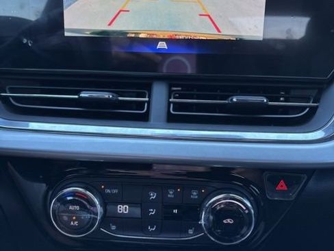 Used 2024 Chevrolet Trax LT w/ LT Convenience Package image 10