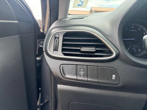 Used 2018 Hyundai Elantra GT FWD image 17