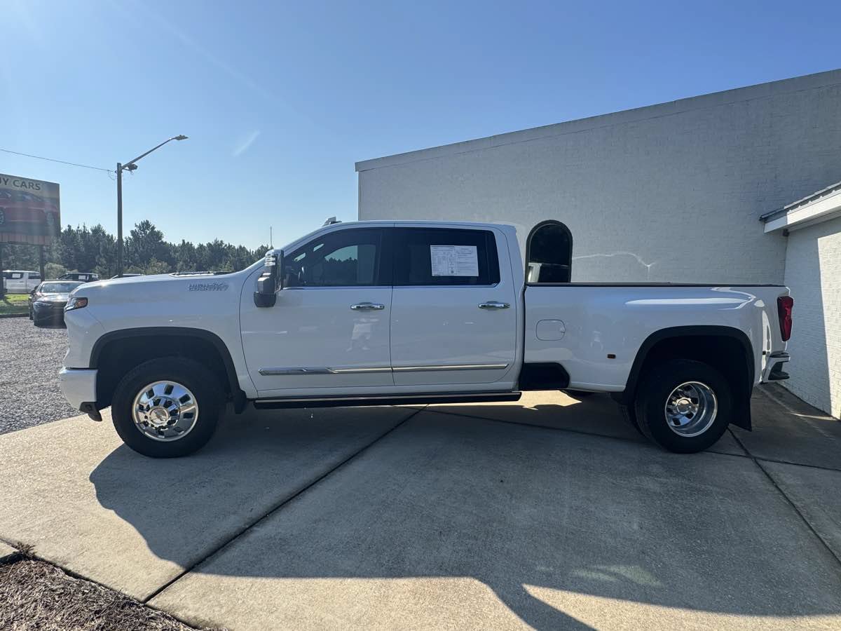 Used 2025 Chevrolet Silverado 3500 High Country w/ High Country Premium Package AWD/4WD image 3