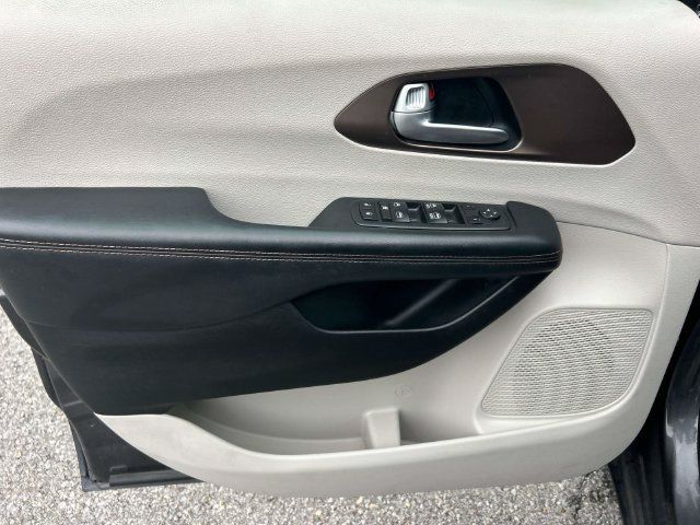 Used 2017 Chrysler Pacifica LX FWD image 24