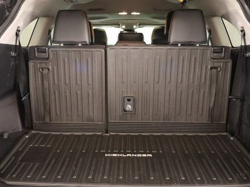 Certified 2023 Toyota Highlander XLE image 9