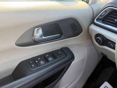 Used 2023 Chrysler Pacifica Touring-L image 13