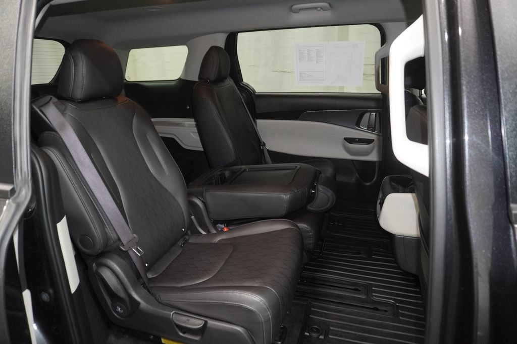 Used 2024 Kia Carnival LX FWD image 14