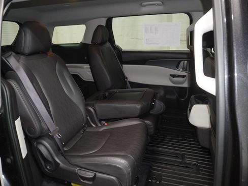 Used 2024 Kia Carnival LX FWD image 14