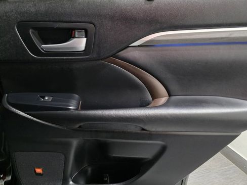 Used 2017 Toyota Highlander Limited image 12