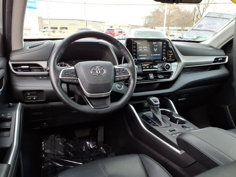 Used 2022 Toyota Highlander XLE image 6