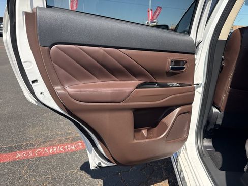 Used 2018 Mitsubishi Outlander SEL AWD/4WD image 32