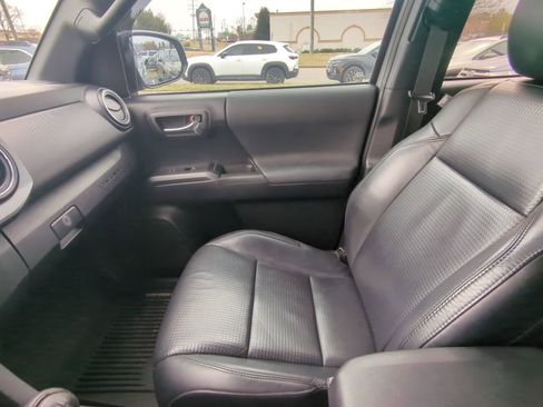 Used 2019 Toyota Tacoma TRD Off-Road w/ TRD Premium Off Road Package image 18