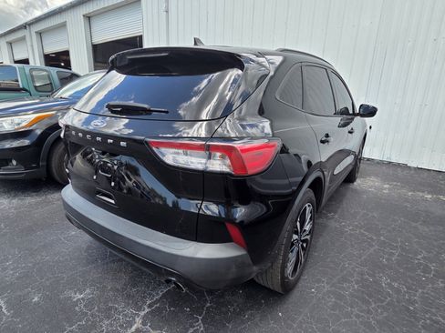 Used 2022 Ford Escape SE w/ SE Sport Appearance Package FWD image 3