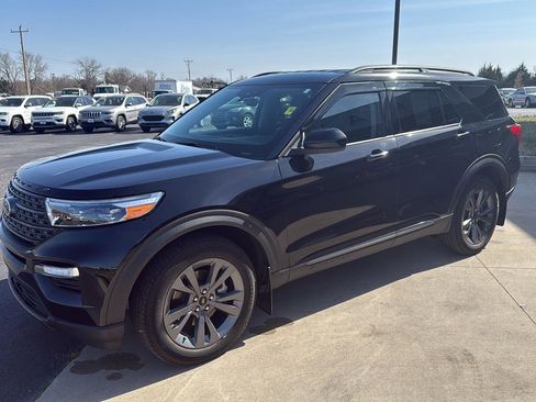 Used 2024 Ford Explorer XLT w/ Equipment Group 202A image 5