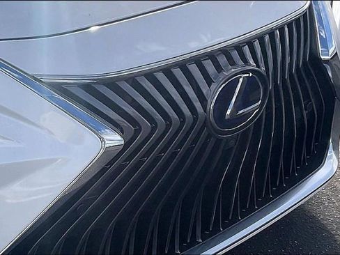 Used 2019 Lexus ES 300h w/ Accessory Package 2 image 27