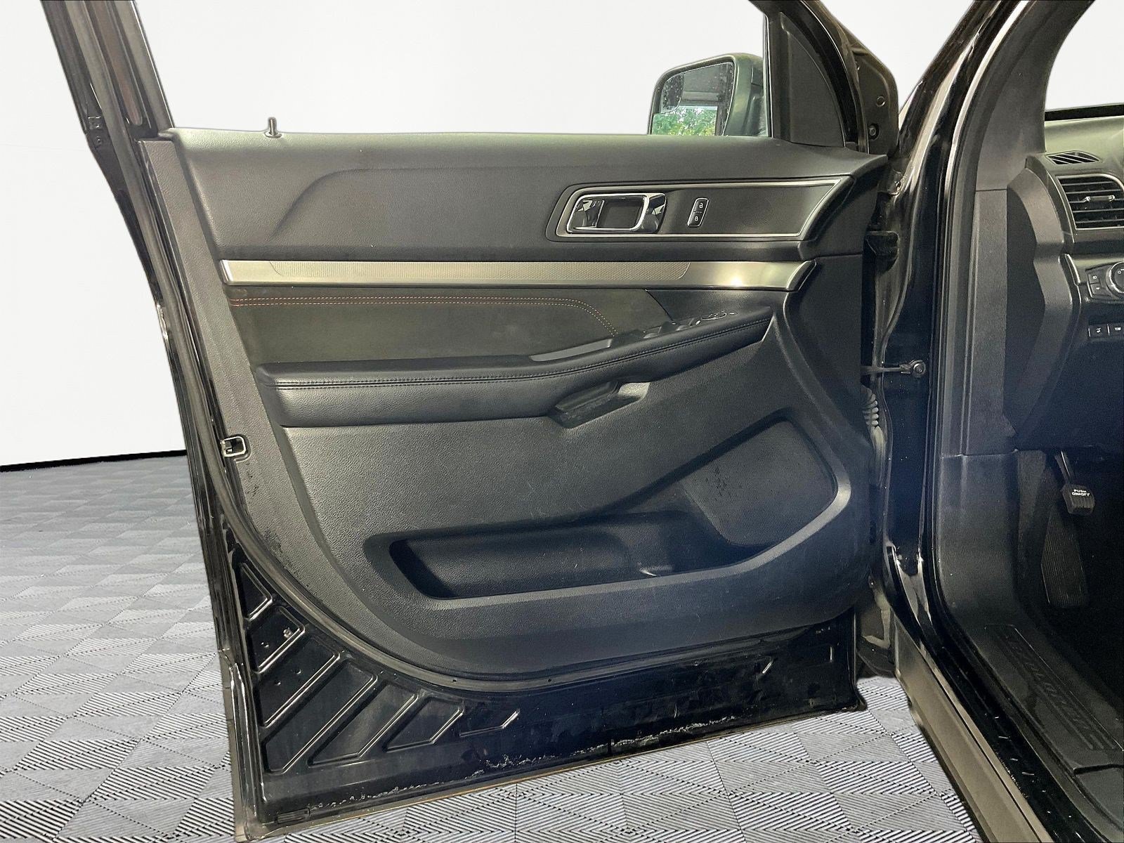 Used 2018 Ford Explorer XLT w/ Equipment Group 202A AWD/4WD image 20