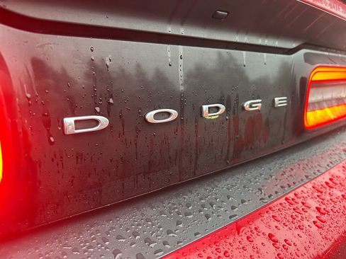 Used 2015 Dodge Challenger SXT image 31