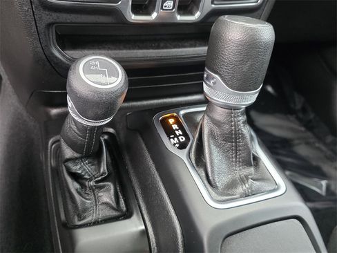 Used 2023 Jeep Gladiator Willys image 23