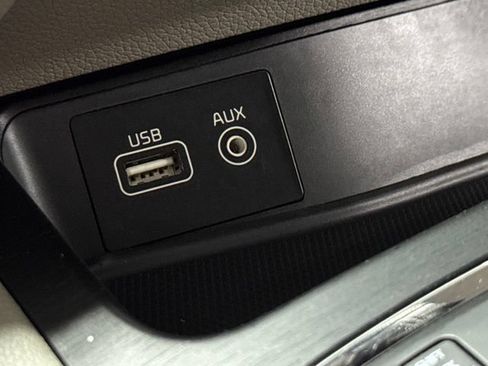 Used 2018 Kia Sedona L FWD image 19