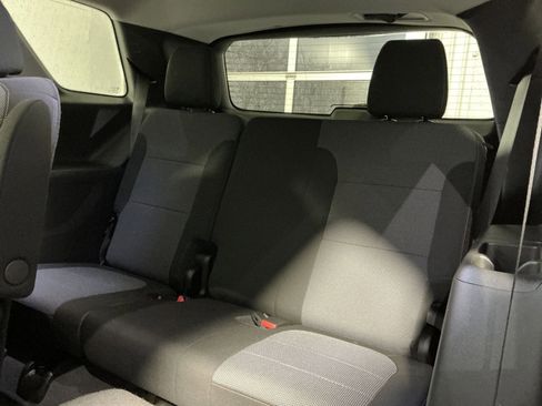 Used 2021 Chevrolet Traverse LT image 32