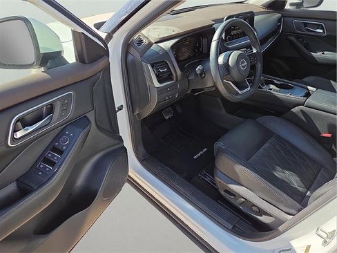 Used 2023 Nissan Rogue Platinum image 14