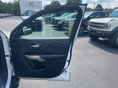 Used 2017 Jeep Cherokee Latitude w/ True North Edition AWD/4WD image 33