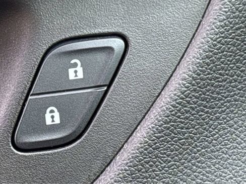 Used 2025 Chevrolet TrailBlazer LT w/ LT Cold Weather Package FWD image 19