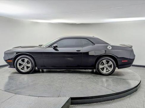 Used 2019 Dodge Challenger SXT image 3