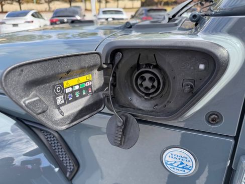 Used 2024 Jeep Wrangler Unlimited Sahara AWD/4WD image 12