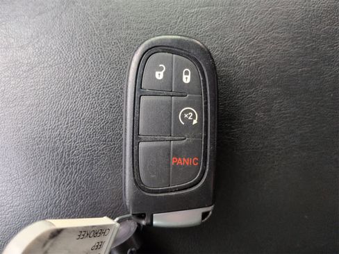 Certified 2019 Jeep Cherokee Trailhawk w/ Cold Weather Group image 35