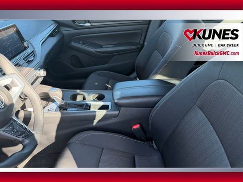 Used 2025 Nissan Altima 2.5 SV image 10