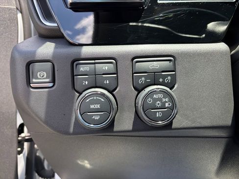 Used 2024 Chevrolet Silverado 1500 LT Trail Boss w/ Convenience Package II AWD/4WD image 31