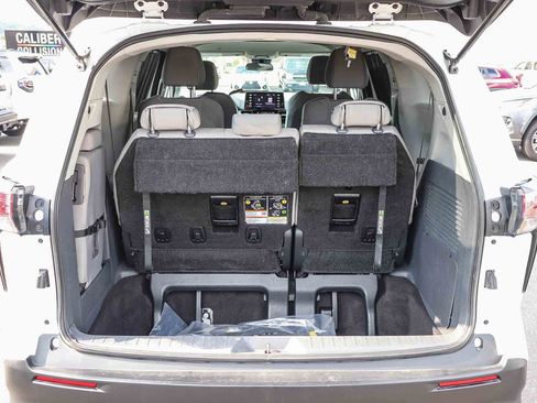 Used 2024 Toyota Sienna LE image 28