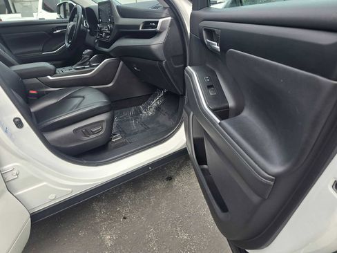 Used 2021 Toyota Highlander XLE image 10
